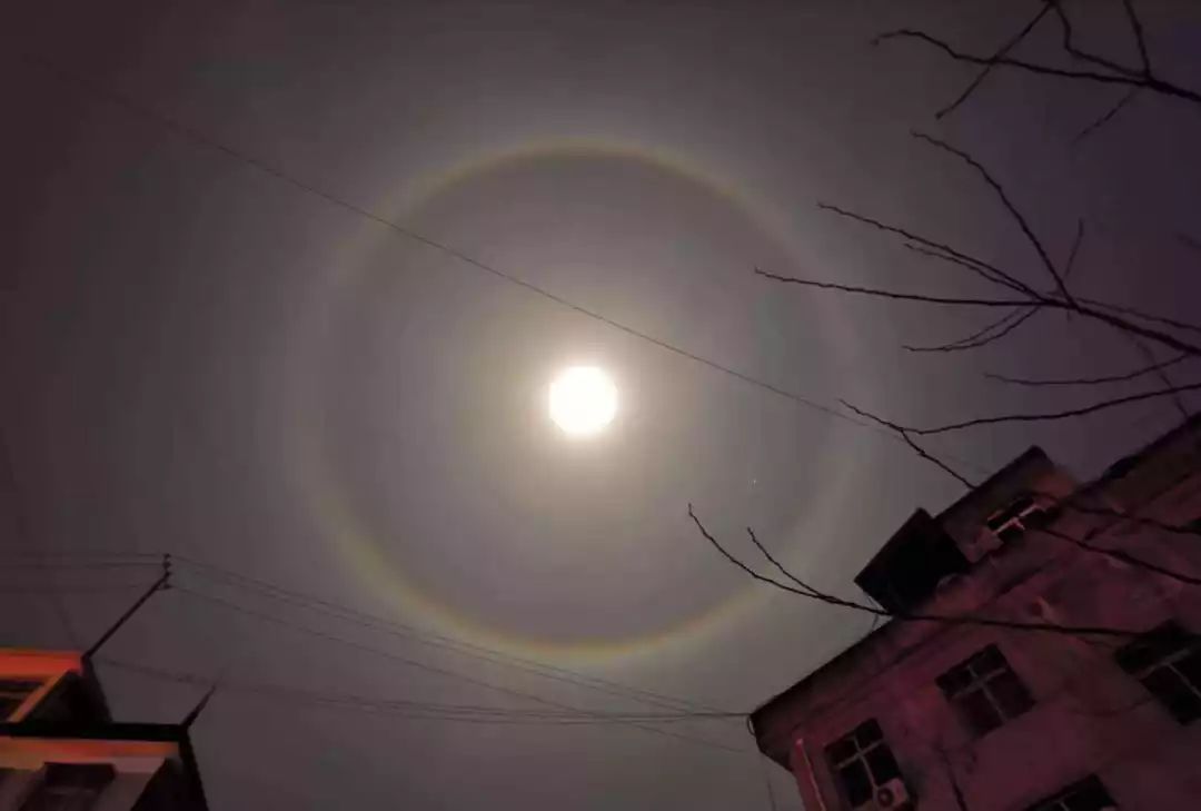 安康夜空惊现罕见月晕奇观你看见了吗
