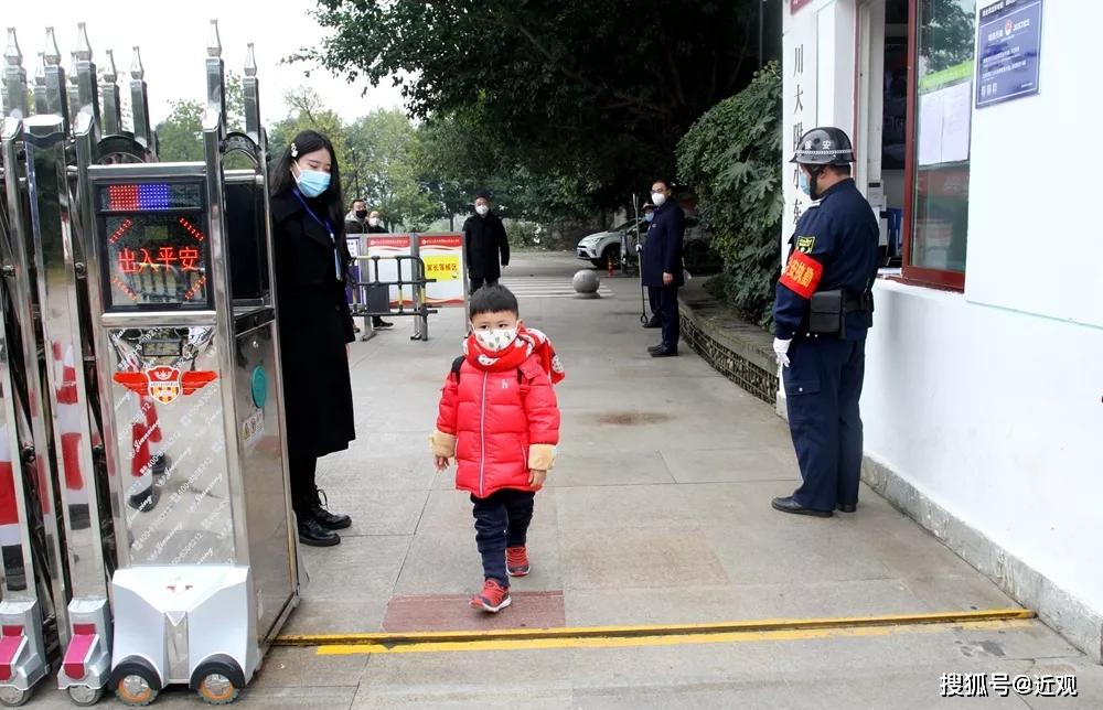 “返校第一天你放心把娃娃交给老师吗？”龙泉这所民办学校给出的答案亮了