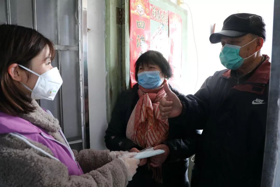 七旬老人口罩_老人戴口罩