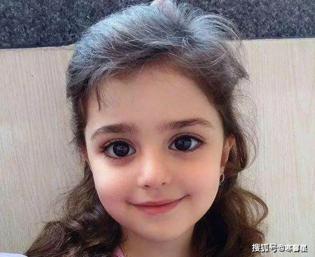 伊朗8岁小女孩被称为"全球最美,父亲辞职保护她,现状如何