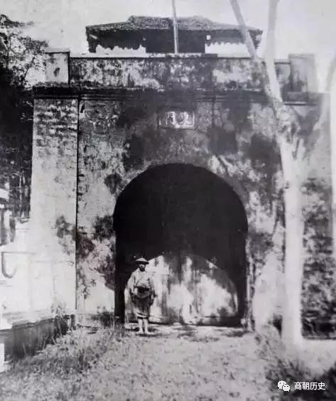 法国|匪徒被处决前，望向将军家属，将军忙道：放人！25年后他威震一方