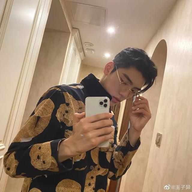 来!爱自拍的男生了解下