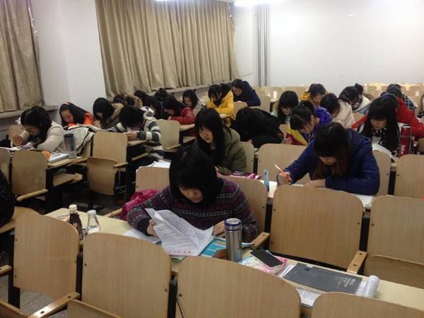 原创为什么鼓励学生就算拼尽全力，也一定要考上985大学？