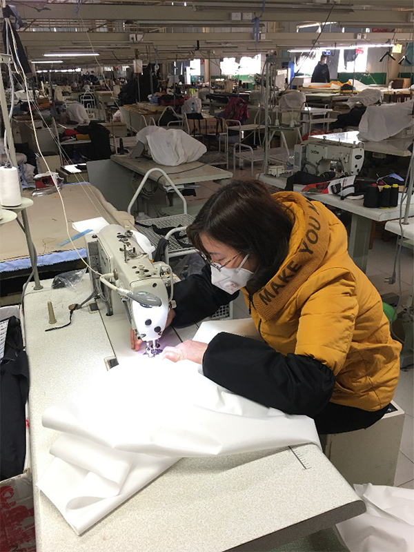 服装厂一夜之间变防护服加工厂全厂女工紧急复工只为新产品