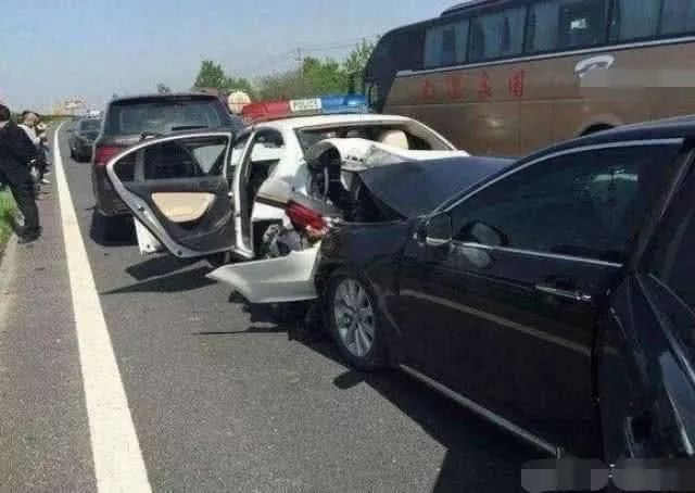 百万奔驰被追尾,奔驰车主:求你别报警,我给你15万