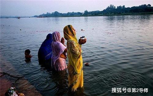 印度最神圣恒河水出售中国一瓶仅售5块钱你敢喝吗