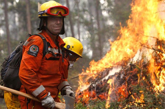 维州消防员终于要加薪了,这对奋战在山火一线的众多"灭火英雄"们来说