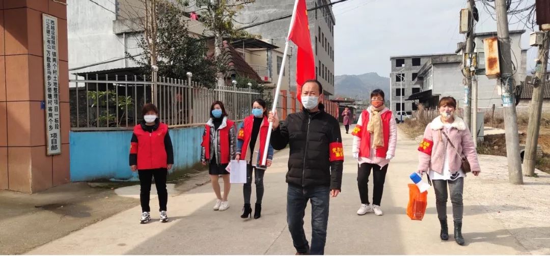 她们是妇女,也是组长黎桂英,带塘村十五小组妇女小组长.