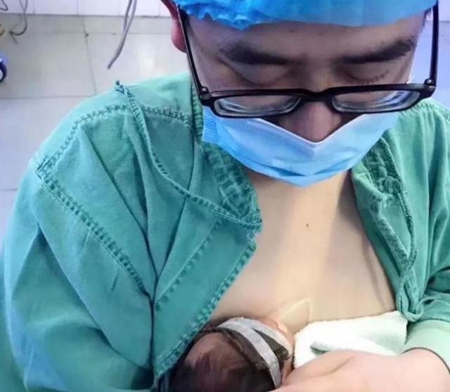暖！90后男医生为早产儿做袋鼠护理，网友：没有奶的“妈妈”！