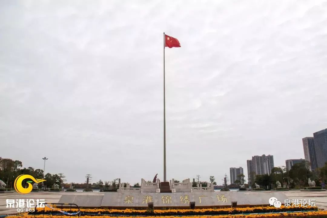 这个时候锦绣广场本该欢声笑语,散步的,溜冰的,好不热闹,但此时广场上