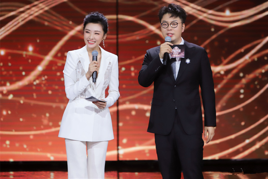 在初次亮相时，周涛身穿一袭白色西装干练又洒脱，直叫人觉得眼前一亮！