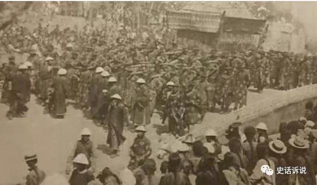 人山人海|最后一个国葬的中国皇帝,128人抬棺,人山人海,百姓自愿跪送