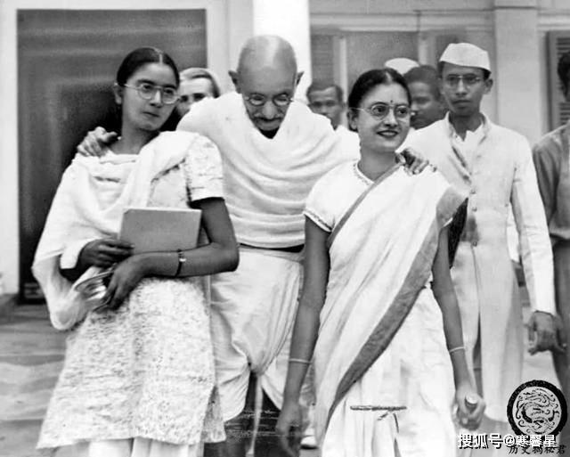 甘地一生:长期与少女同浴同睡,死后女信徒为其殉葬
