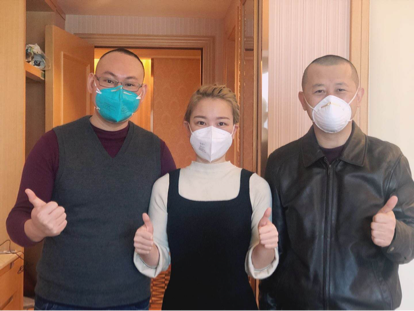 广东4名支援武汉的医生为抗疫剃光头，相互调侃“更美更帅”
