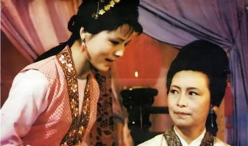 贾政|袭人锦衣玉食，为什么得咳嗽吐血的病？你看她与贾宝玉怎么睡觉的