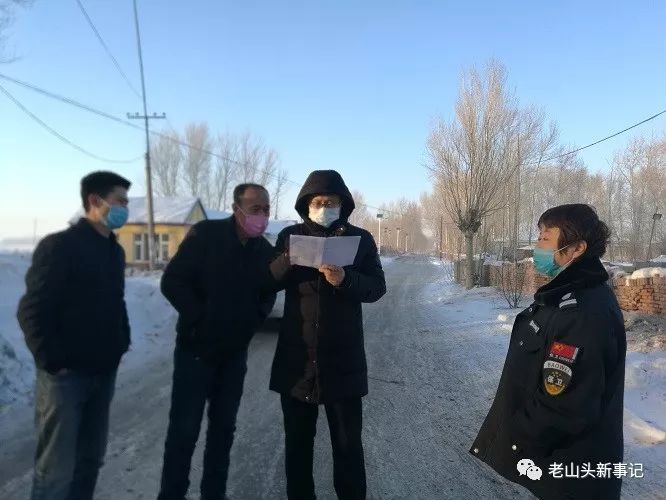 永富村副书记闫义波察看过往车辆,人员记录