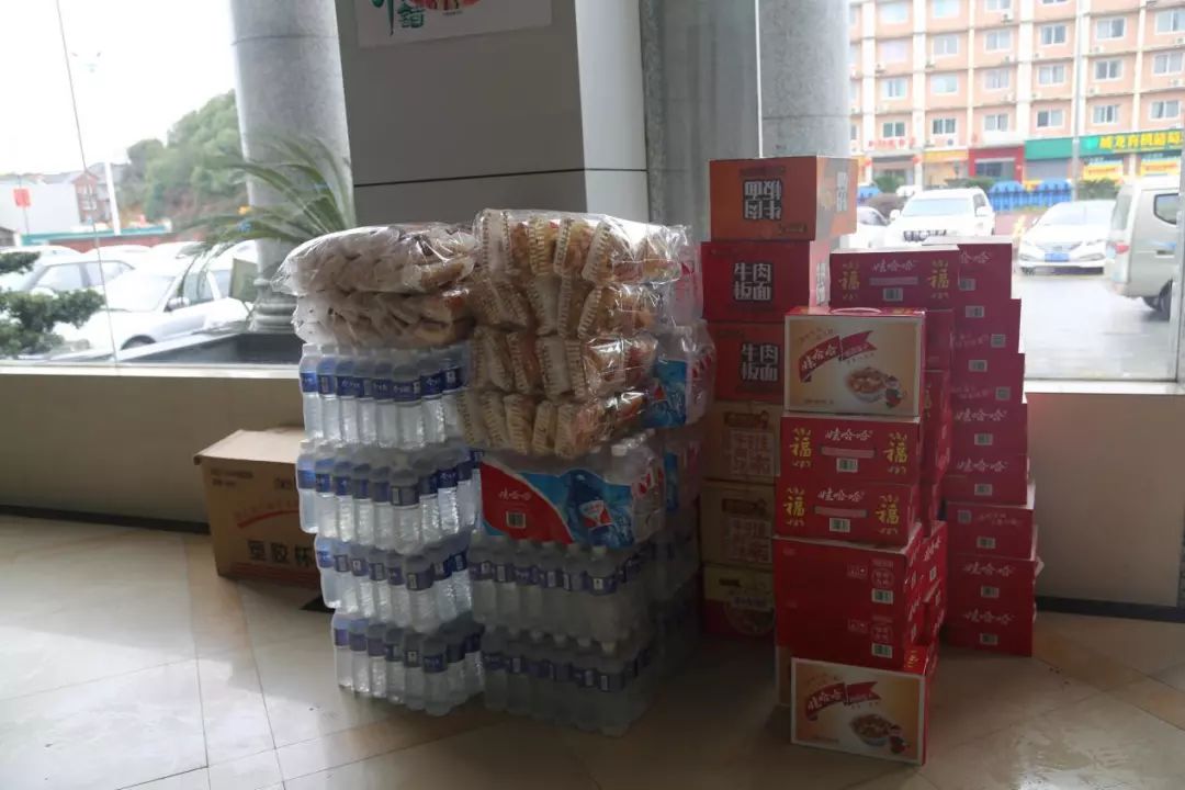 桐庐恒丰银行江南支行捐赠八宝粥30箱,矿泉水20箱,方便面6箱,面包8袋.