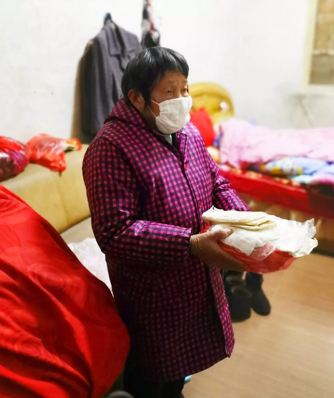 七旬老人口罩_老人戴口罩