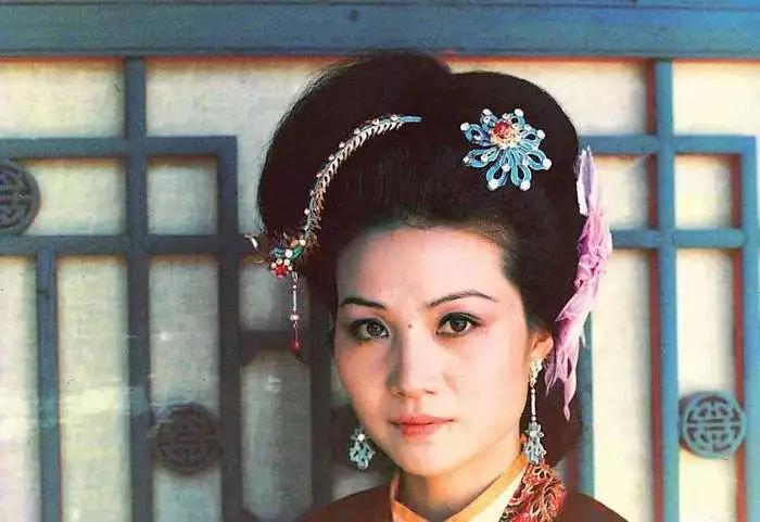 贾政|袭人锦衣玉食，为什么得咳嗽吐血的病？你看她与贾宝玉怎么睡觉的