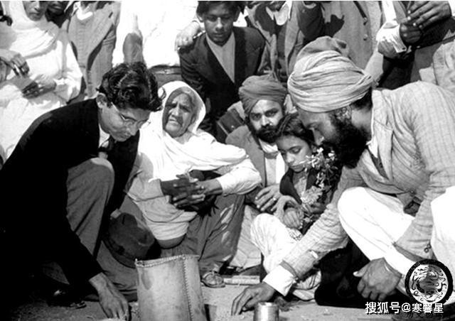 甘地一生:长期与少女同浴同睡,死后女信徒为其殉葬