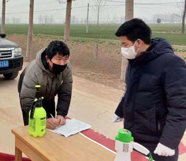 "2月6日,正在逊母口镇前屯行政村疫情防控监测点