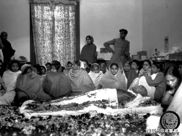 甘地一生:长期与少女同浴同睡,死后女信徒为其殉葬