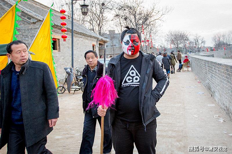 河南滑县道口街男女老少祭火神遂人钻木来取火真武额中画宝珠