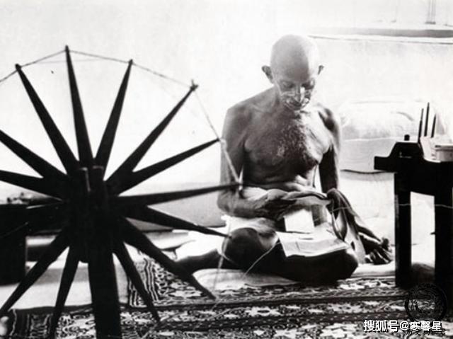 甘地一生:长期与少女同浴同睡,死后女信徒为其殉葬