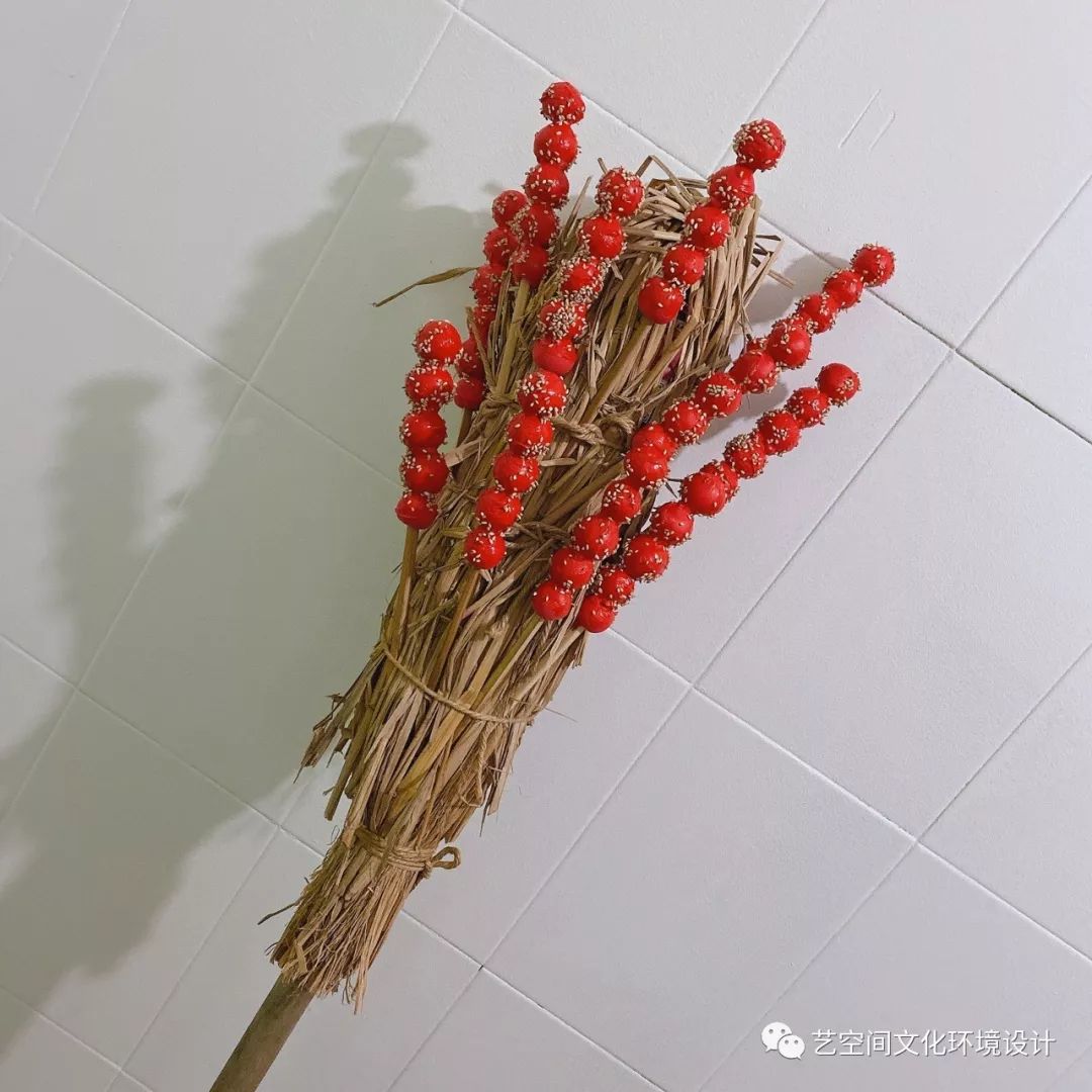 好玩的糖葫芦 ◎ 橡皮泥 ◎ 木签 _  将做好的糖葫芦插在干稻草