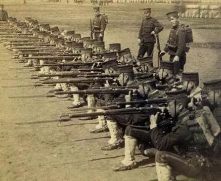 独立|他曾带兵收回中国156万平方公里领土，却穿着睡衣被军阀拖走枪毙