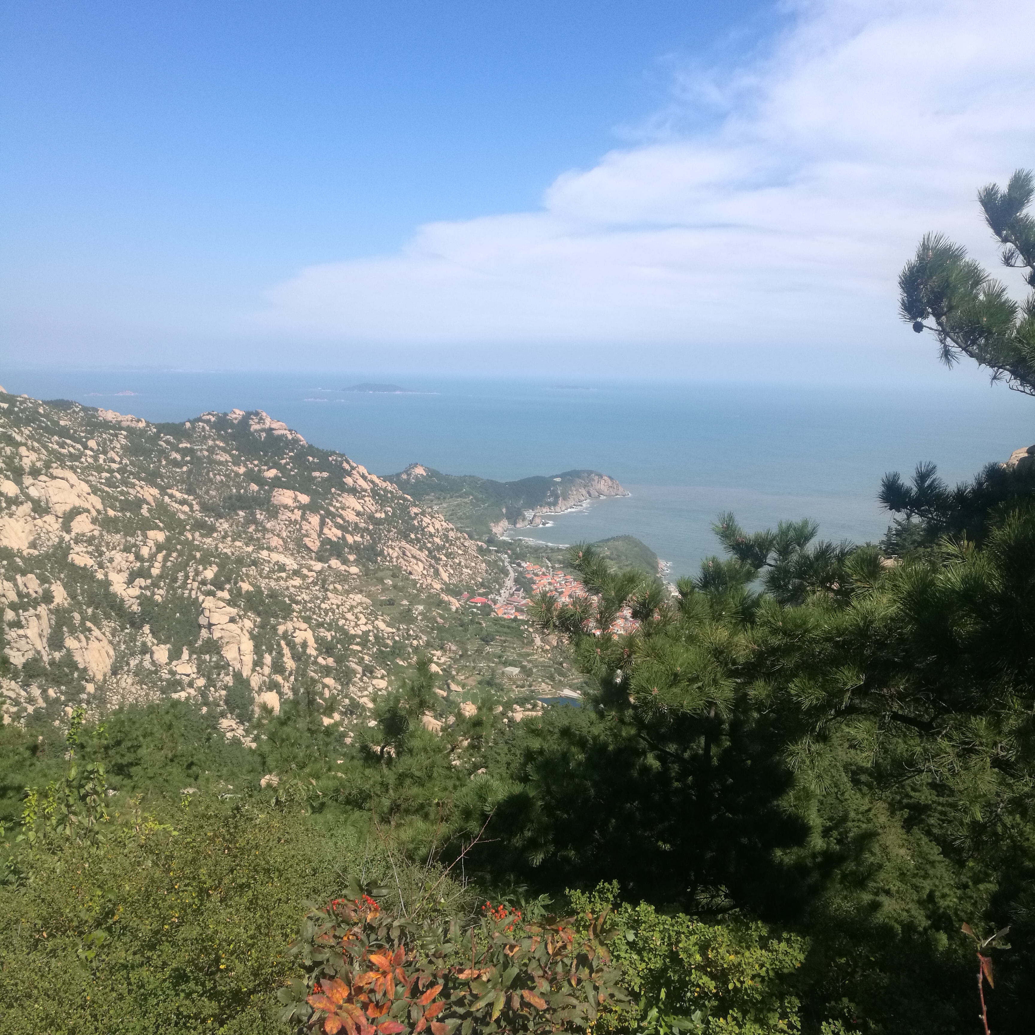 山脉纵横,群峰峭立,古木参天,海山相映,有九宫八观七十二庵等名胜古迹