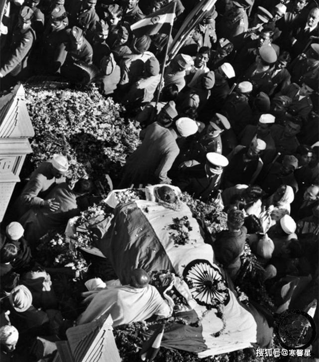 甘地一生:长期与少女同浴同睡,死后女信徒为其殉葬