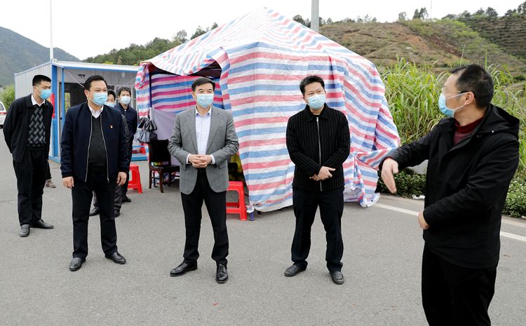 徐海浪雷少华率慰问组慰问八步区疫情防控一线工作人员