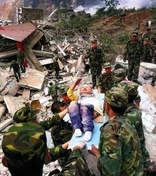 1400名军医救治火神山中国军人一次次背我们趟过灾难之河的凡人