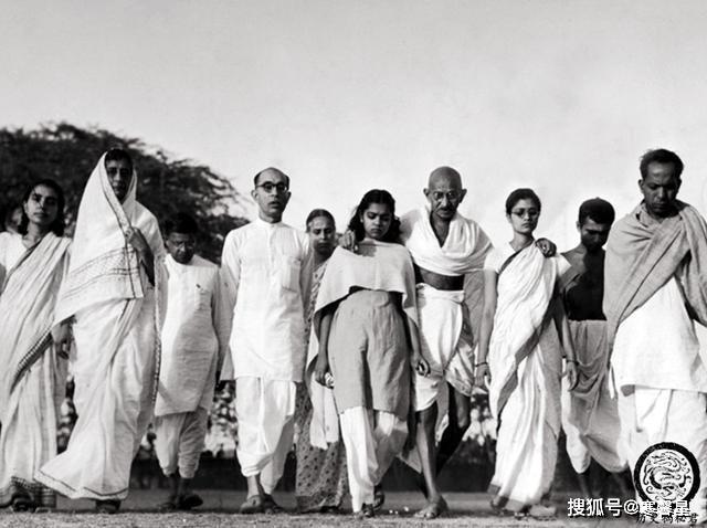 甘地一生:长期与少女同浴同睡,死后女信徒为其殉葬