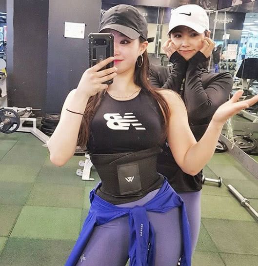 健身的小姐妹 8dd353f55e0b470b87c51058ce2c0535.jpeg