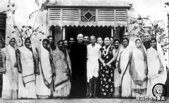 甘地一生:长期与少女同浴同睡,死后女信徒为其殉葬