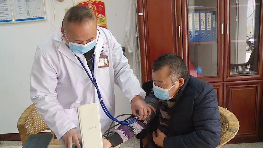 △“我是一名医生，更是一名党员。”丰稔镇卫生院院长李振光以身作则，