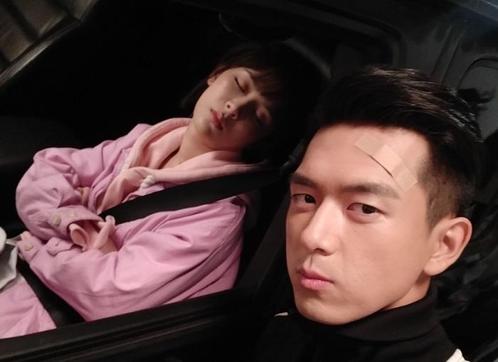 李现晒杨紫睡着的照片第一时间发文为她庆生杨紫的回复好贴心