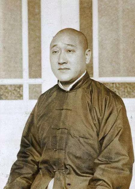 独立|他曾带兵收回中国156万平方公里领土，却穿着睡衣被军阀拖走枪毙