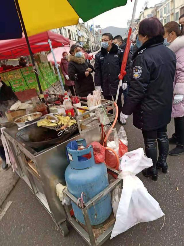 摆摊的人口_夜市摆摊图片(2)