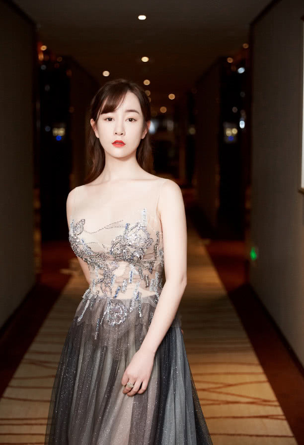 张檬时隔多时终现身,曼妙曲线难掩面容整容瑕疵
