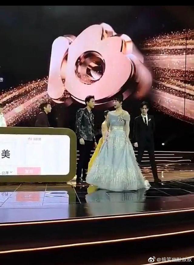 杨紫肖战亲吻脸颊剧照曝光杨紫小表情好幸福肖战眼神超级温柔