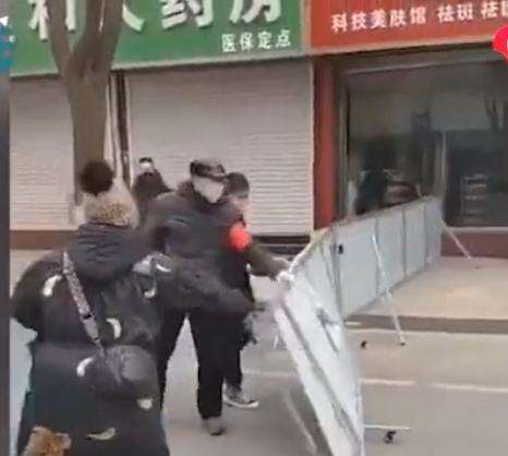 原创少年大闹疫情防控卡口，踢砸防疫设施，情况通报来了