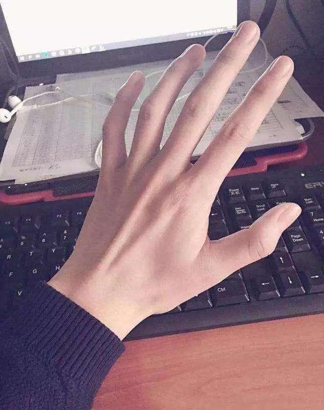 男明星的手一般不会丑有些堪比手模而他俩却是个意外