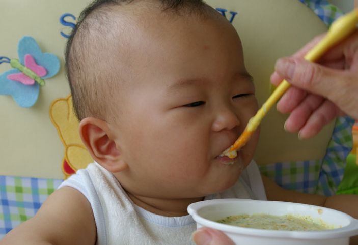 每日说育儿知识：妈妈的3种举动，让孩子脾虚积食还生病，儿科医生：放过孩子吧