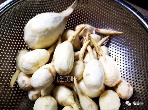 (photo by jenny ma) 1 方肉切块焯水,洗净,沥干水,温油后加点生姜