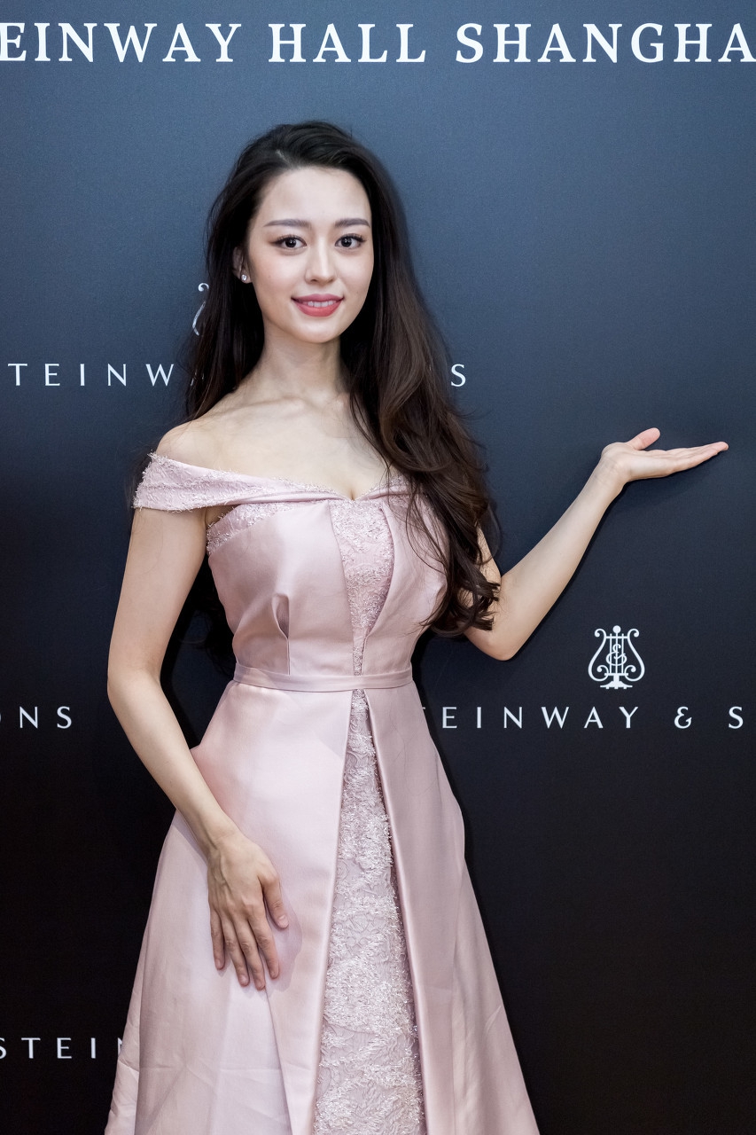 郎朗老婆吉娜,身穿露肩礼服身材超棒,肤白貌美女神级别