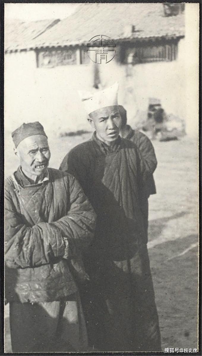 外国人皮肯斯拍摄的1930年代的甘肃,老妇人抱着孙女骑马走亲戚 .