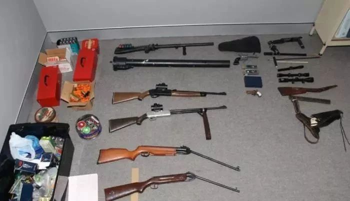 美国警察缴获的自制武器,水管枪真的不算啥,枪管绑着木头见过吗?